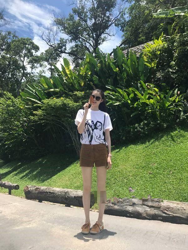 何穗这次太秀了！吊带裙下的脚丫子都“白到发光”？