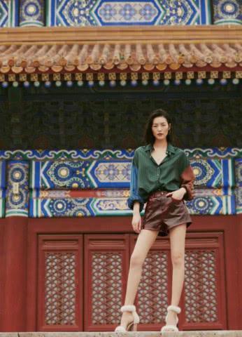 刘雯有多瘦？巴掌大的短裤都塞不满，脚下的“甜甜圈”鞋子超抢镜