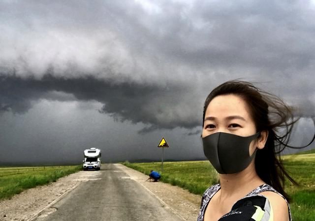 自驾房车在内蒙草原和暴风雨赛跑，被巨大的乌云盖顶是什么感受？
