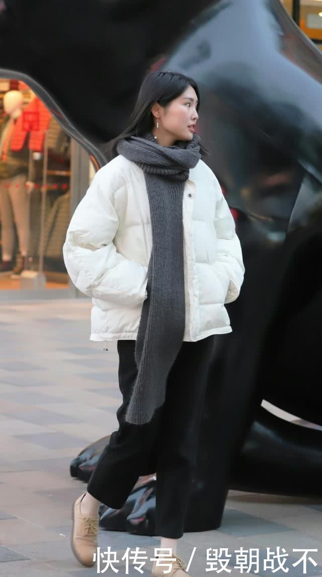 『美女』路人街拍,美女华丽典雅,穿姜黄色绸缎面料的上衣,优雅大方