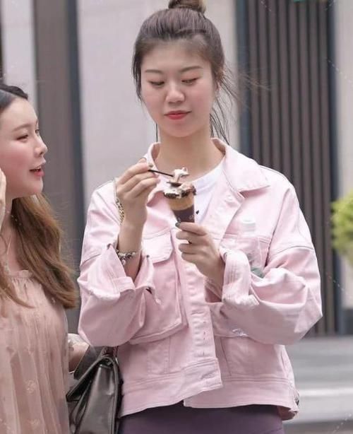  粉色■养眼女神街拍：美目盼兮的美女，一条粉色的连衣裙，时尚唯美气质迷人