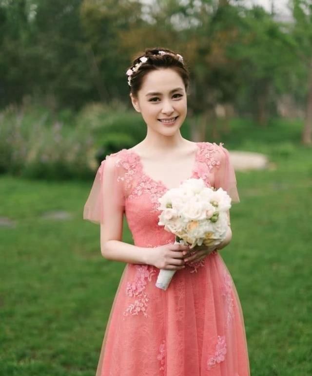  「脸上」阿娇真不会老？白长裙搭配黑运动鞋，皮肤白皙脸上毫无瑕疵