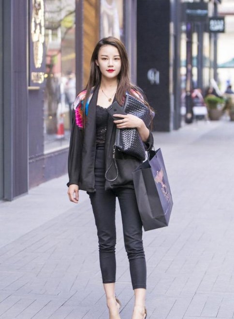 街拍:有图2美女员工，老板肯定爱上班，给图三500，不能再多了