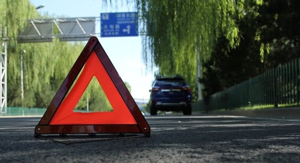  高速：高速应急车道换胎被扣六分？记住以下3点，就没有人会罚你