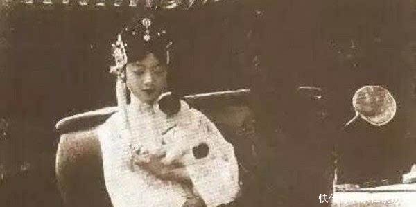 皇后:宫斗赋予旗袍新生,末代皇后万荣华对于旗袍的改良历程