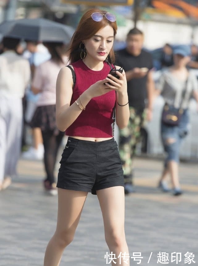 「舒适」暗红色针织背心搭配黑色短裤,简单舒适,彰显时尚辣妈的气质美
