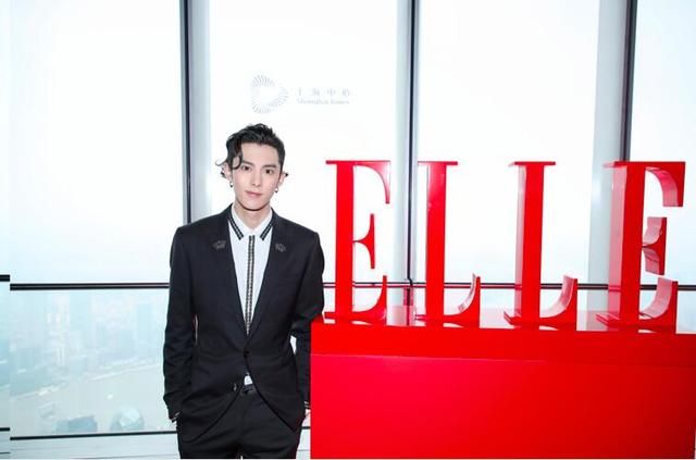 王鹤棣梁靖康吴希泽亮相ELLE时尚大典 造型养眼尽展时尚品味