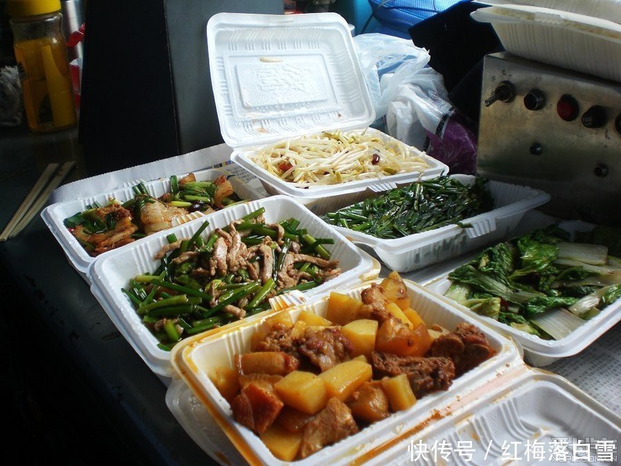 火车上的饭菜不算贵,农民却宁愿挨饿也不买,为啥听老农咋说的！