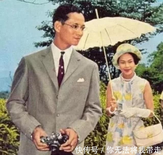 『赫本』诗丽吉撑“小洋伞”漫步,风情卓越比肩赫本,宛如油画美人在世!