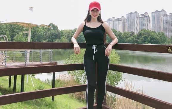 紧身打底裤：年轻有魅力的牛仔裤美女，突显身材美！