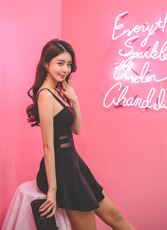 韵予克拉伦西亚紧腰吊带衣裙