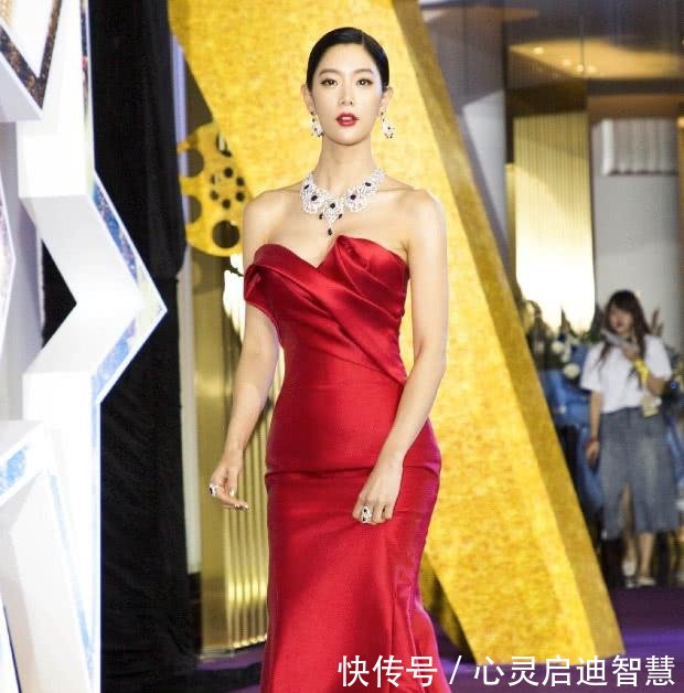 要被克拉拉迷住了，穿红色裙子真像美人鱼，标准的“S”形身材！