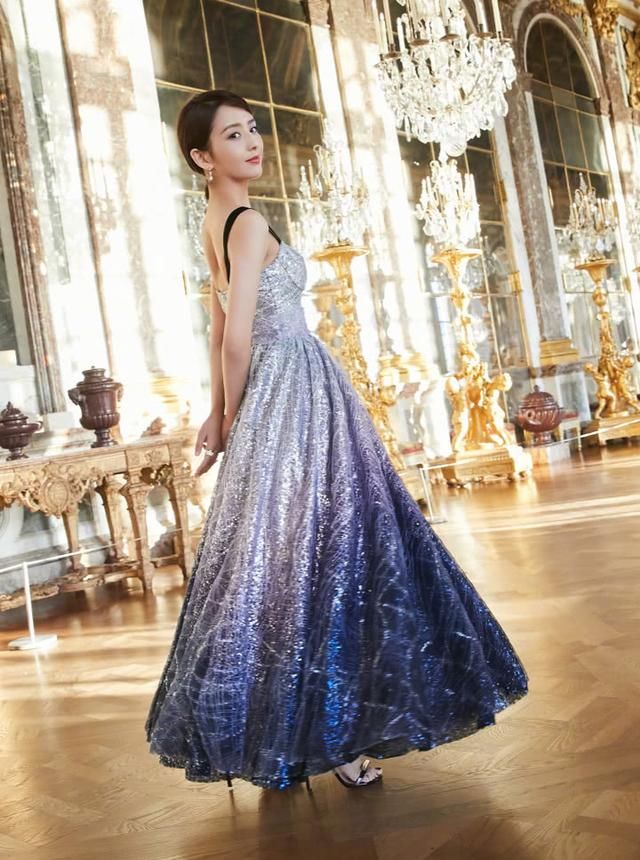 穿搭零失误的佟丽娅,身穿一袭“流星裙”,更是美出新高度了!