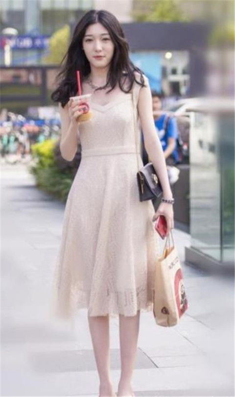 美女■身穿浅色连衣裙，彰显楚楚动人的唯美气质，街拍：美女身材匀称