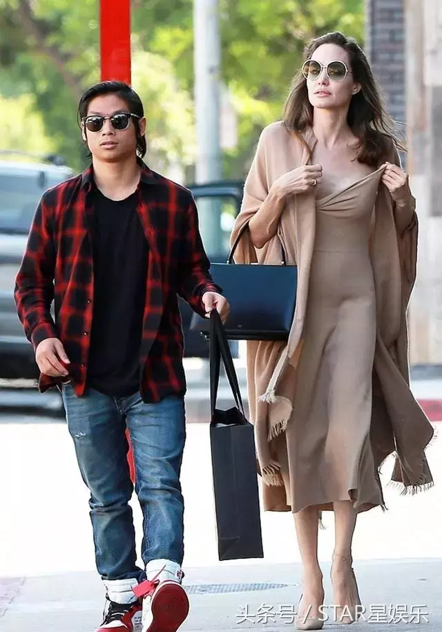 安吉丽娜-朱莉街拍时尚大气，14岁养子长的却想41岁