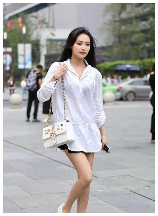 街拍：在夏季的街头，小姐姐的搭配清爽迷人，十分漂亮