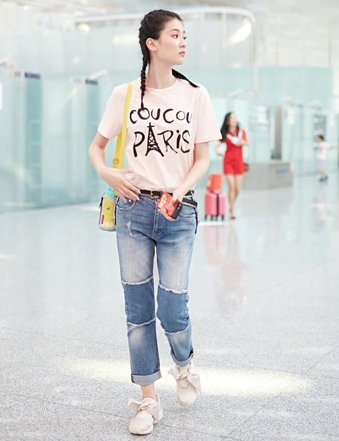 乔欣真会玩，露出一半没扣上的裤子，瞬间秀出三米逆天长腿!