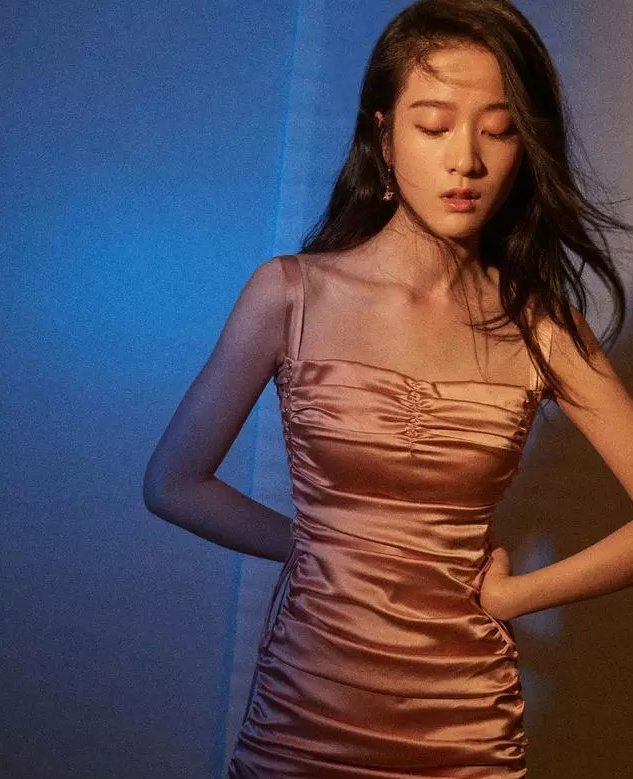 张雪迎一身粉吊带长裙撞衫迪丽热巴，网友:撞衫不可怕，谁美谁知