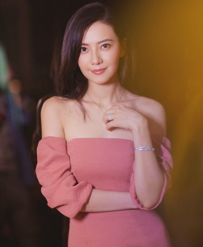 高圆圆身穿粉色抹胸长裙，露香肩玉骨，演绎极致的优雅!