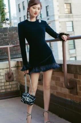 景甜亮相纽约时装周，黑色短裙魅力十足，网友：难怪张继科会爱上