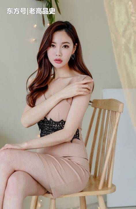  「曼妙」?女神必备：漂亮的包臀裙小姐姐，身姿曼妙迷人，绽放青春魅力！