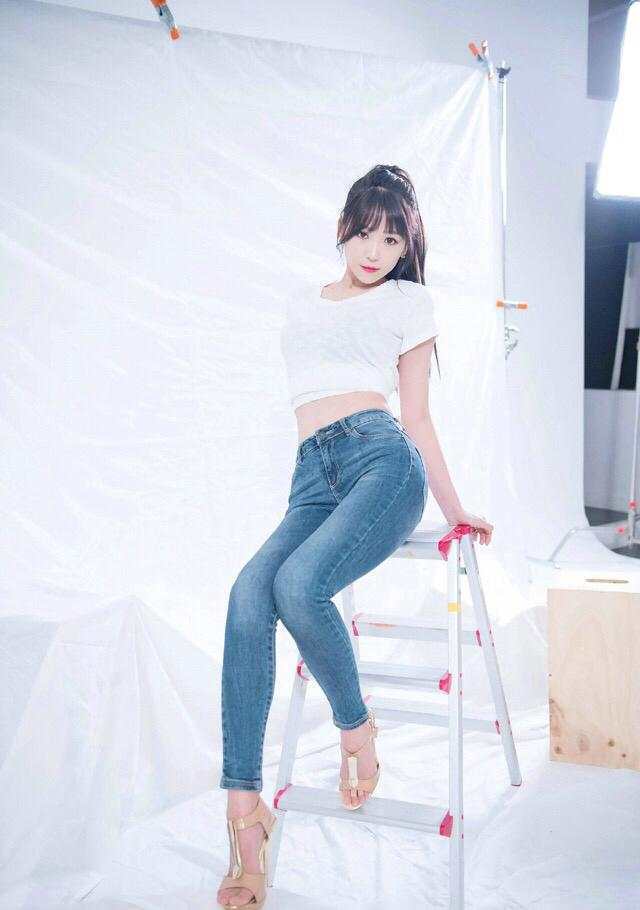 紧身裤搭配高跟鞋也能穿出优雅, 迷人的美腿曲线, 挺翘的美臀