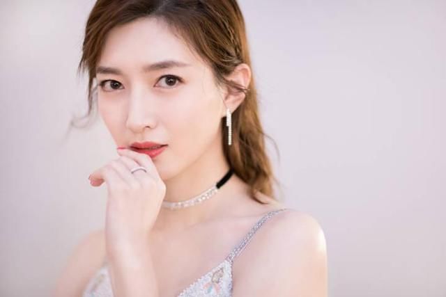 江疏影一袭白色吊带连衣裙，化身仙女 网友：她演古装肯定美