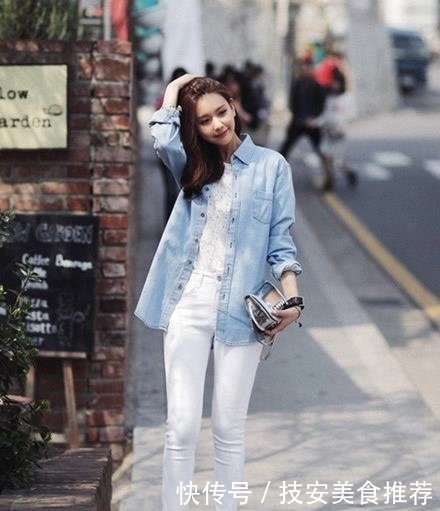 "m":"8852a1d53cdde7049d10444c3490c8633c4448a"街拍:阳光下的性感美女