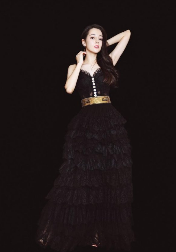 迪丽热巴身穿黑色吊带裙身材令人目不转睛，网友:要喷鼻血了