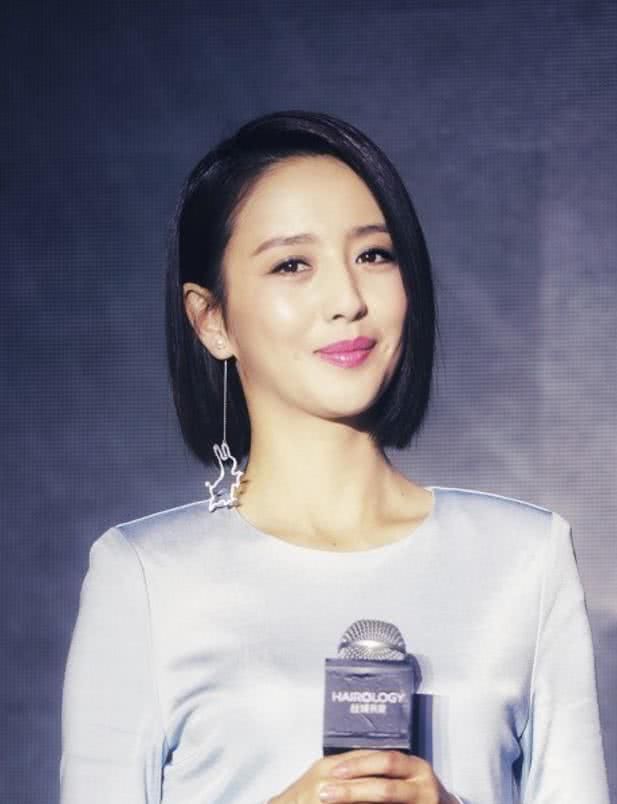 佟丽娅身穿紫色连衣裙出席活动,小蛮腰展现的淋漓尽致