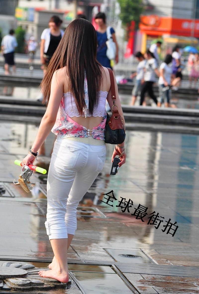 街拍:光着脚玩水的长发少妇，猜猜这脚多大的