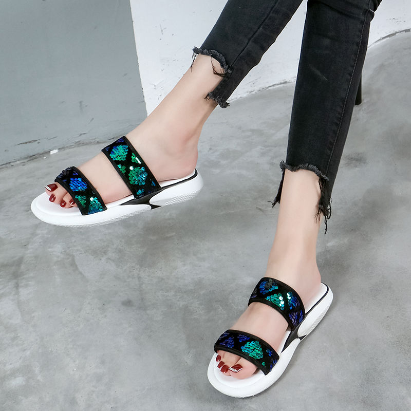 女人们别傻傻的穿高跟鞋了，今年最火的是这些凉鞋，你还不知道吗