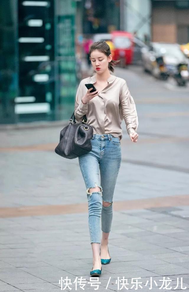 「下半身搭配」一双尖头的高跟鞋，漆皮的材质，带着一种光芒，显得成熟又有魅力