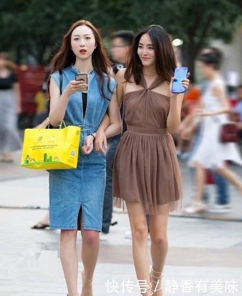 『性感』街拍:天生丽质的小姐姐,一条蓝色吊带连衣裙,时尚性感魅力十足