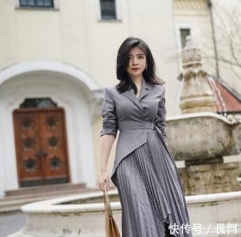 #特别#又被三木的穿搭圈粉了,穿西装百褶裙时髦又大方
