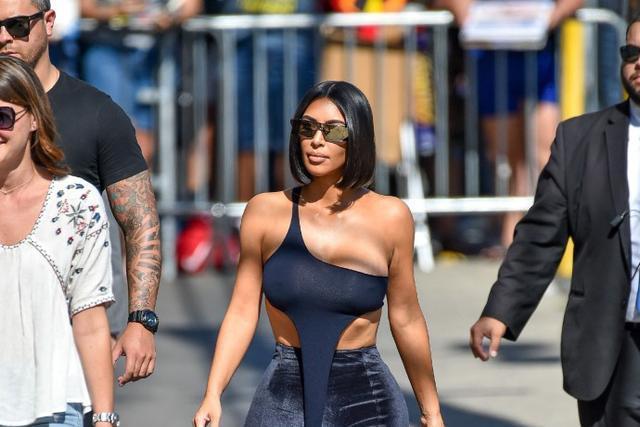 卡戴珊瘦成一百零八斤？穿低领背心也高级，但一条裤子毁所有