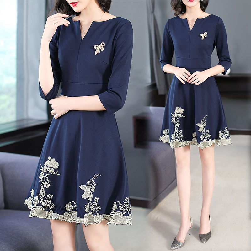 姑娘太美了!身着秋季气质A字裙，显瘦高贵，连背影都美爆