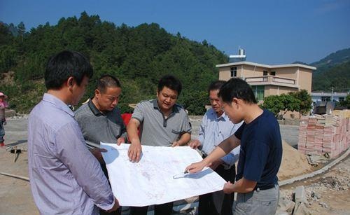 村干部工资不到2000，为啥还有人抢着当？老农说了三句大实话