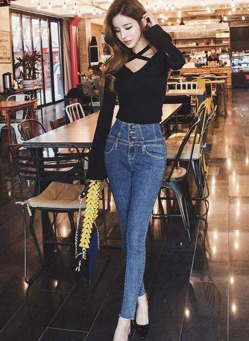 路人街拍，两个身材瑜伽打底裤小姐姐，右边身材比较好