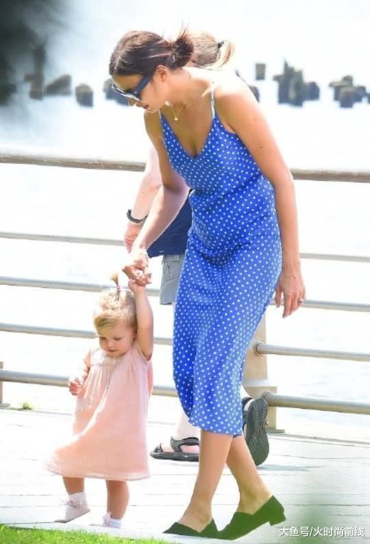 C罗超模前任穿条纹衬衫裙霸气出门 颜值气场比C罗现任好太多了