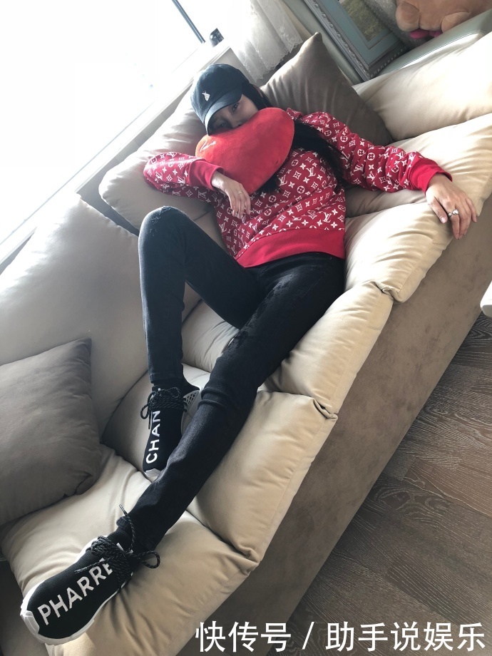 李小璐一张照片引出轨争议，官方怒甩未P原图辟谣