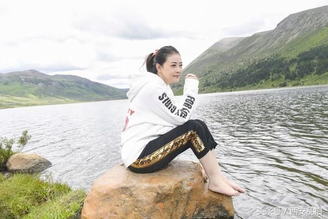 这位大明星一个人低调出行，50多岁拍的旅游照像20多岁