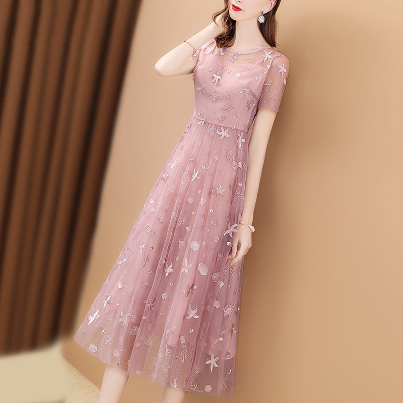 女人一过40，打扮的时尚点，推荐这高级素雅裙，美的风采迷人