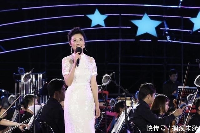  周涛为自己：周涛美得太优雅，穿刺绣连衣裙亮相，40、50岁的女人照着穿一样美
