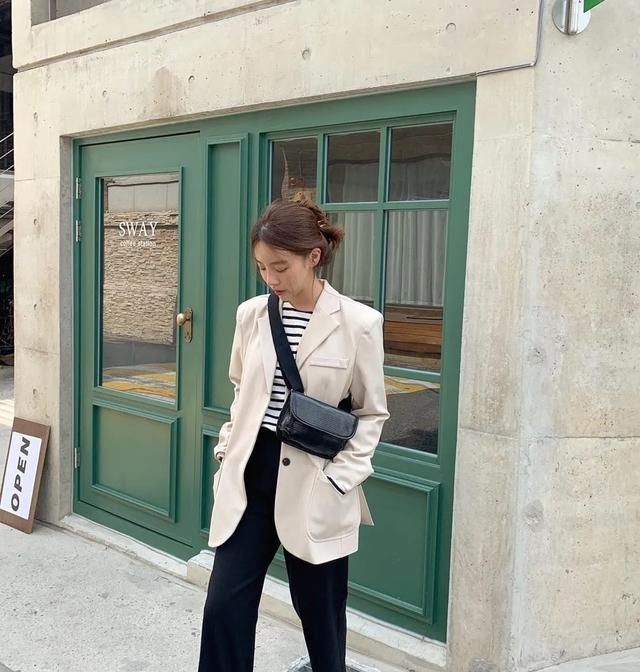  会显得■一衣多穿如何让条纹衬衫穿的不过于休闲