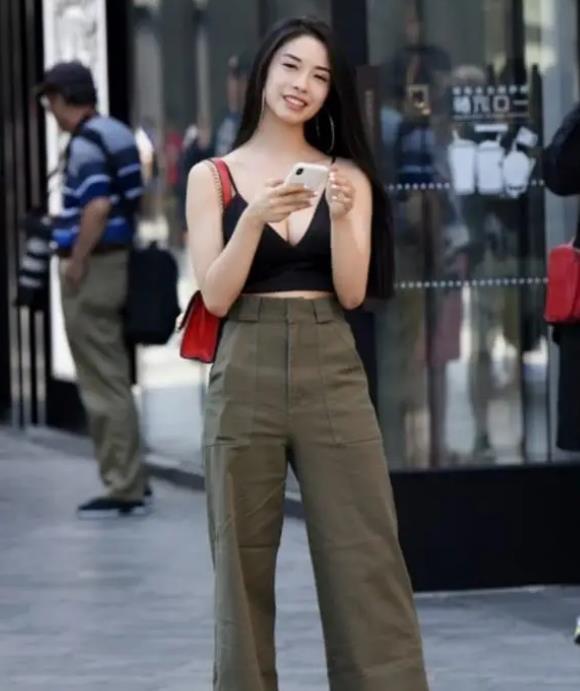  #女人#街拍：风风韵韵的美女，一件豹纹连衣裙外搭红色外套，女人味十足