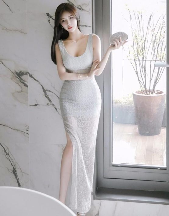 青春活泼的紧身裙美女，展现与众不同的气质