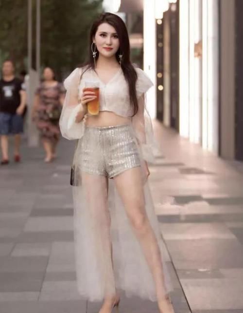  『气质』街拍：身材高挑的美女，一件墨绿色连衣裙外搭长款外套，气质十足