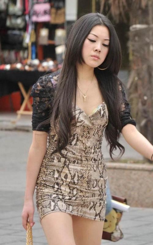 街拍: 美女这胆子也太肥了, 透明配上真空就敢上街