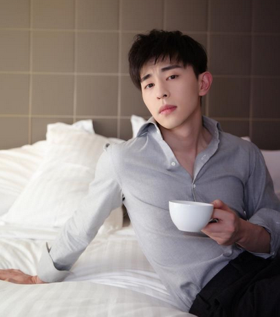 邓伦的生活照，真不是舞台上看到的那样，最后一张笑出法令纹！